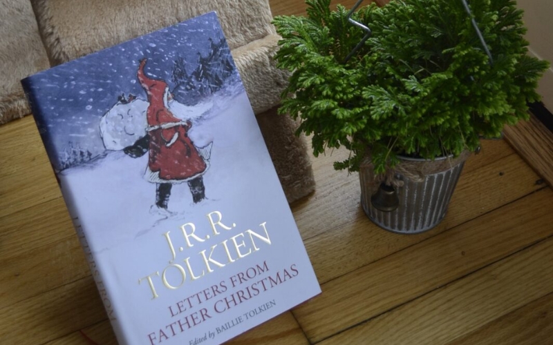 Letters from Father Christmas của Tolkien kể về câu chuyện Bắc Cực đầy phiêu lưu, hài hước và ngộ nghĩnh