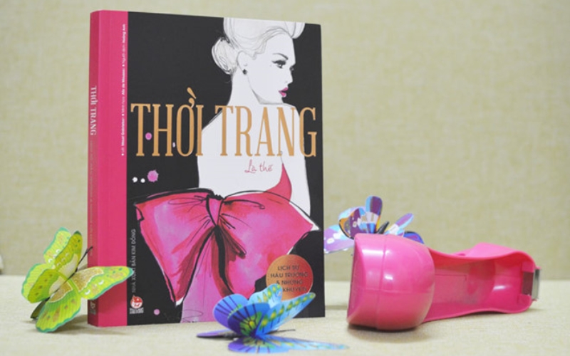 Thời trang là thế hé lộ hậu trường ngành mốt, trình bày dạng hỏi-đáp dễ hiểu, minh họa sinh động và hấp dẫn
