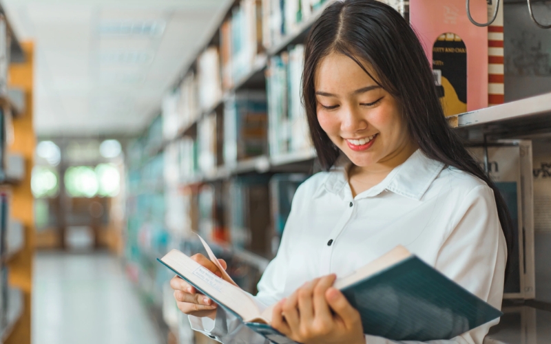 Sách vật lý phổ thông giúp bạn hiểu vũ trụ bằng ngôn ngữ dễ gần, rèn tư duy và nuôi dưỡng trí tưởng tượng