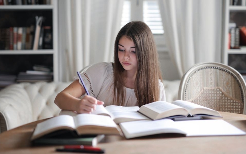 Vừa đọc sách vừa ghi chú giúp bạn ghi nhớ lâu hơn