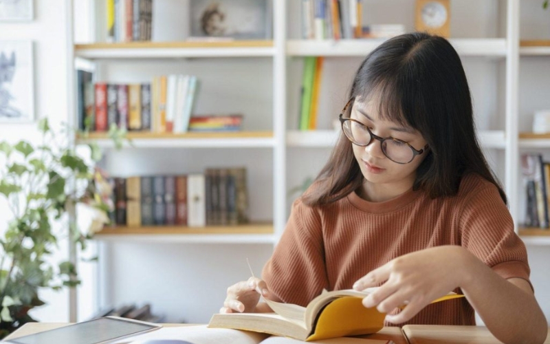 Bạn nên duy trì thói quen đọc sách bằng cách đọc 15–20 phút mỗi ngày và chọn sách yêu thích
