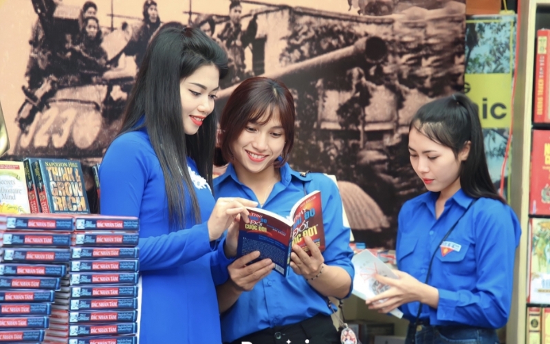 Người trẻ nên lựa chọn những tựa sách có sự gần gũi với bối cảnh thực tế và các vấn đề mà cá nhân đang gặp phải