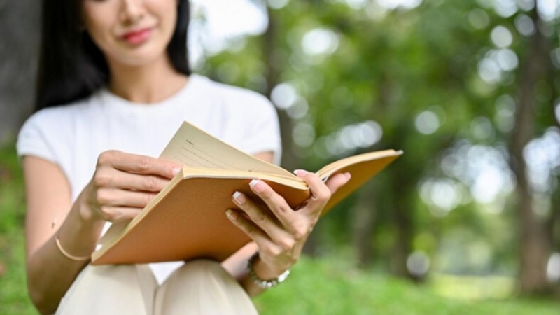 Nguyên nhân đọc sách lại là một liều thuốc chữa lành hiệu quả sau chia tay
