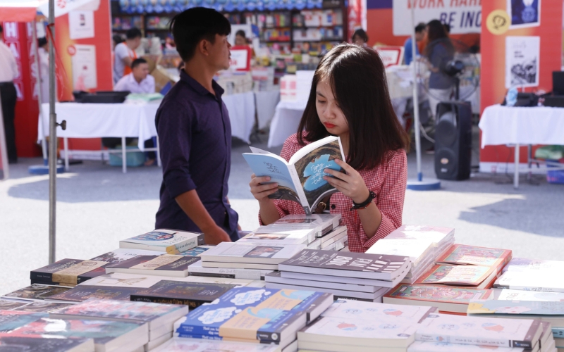 Cha mẹ có thể đưa con đến các ngày hội sách để kết nối sở thích cá nhân với nội dung gần gũi, hấp dẫn