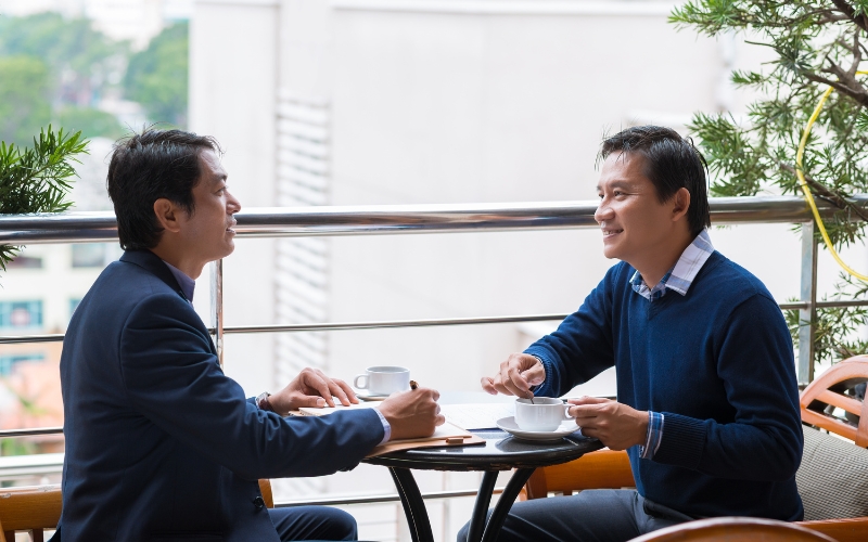 Đọc sách của họ, bạn như được ngồi lại trò chuyện trực tiếp, lắng nghe những lời khuyên chân thành và gần gũi nhất