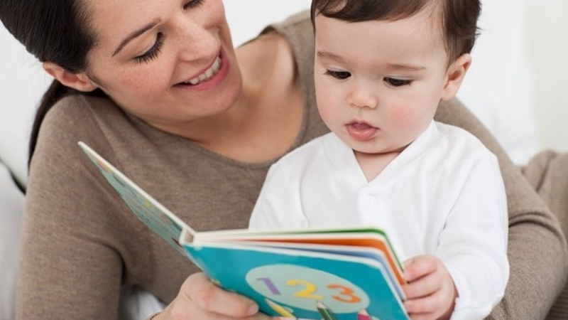 Bạn có thể đọc Ehon cho bé vào bất cứ lúc nào cả hai cùng cảm thấy thoải mái