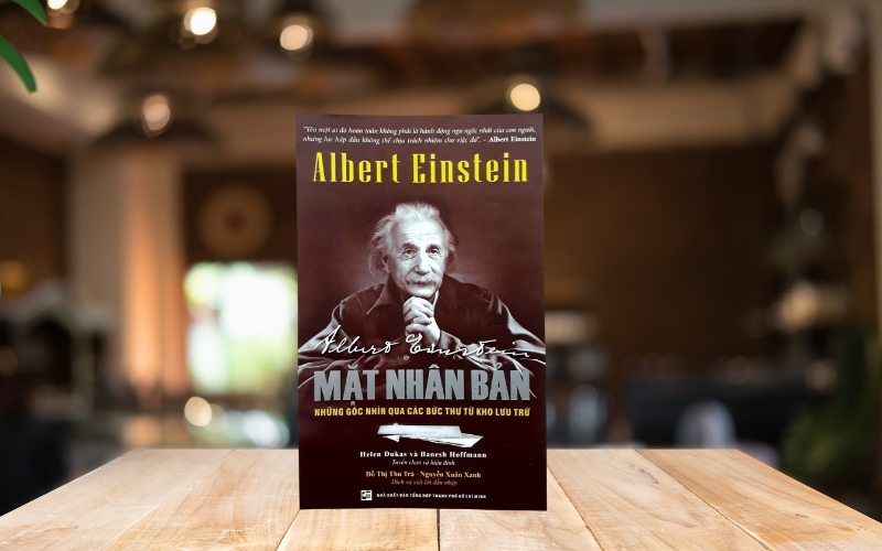 Einstein mặt nhân bản