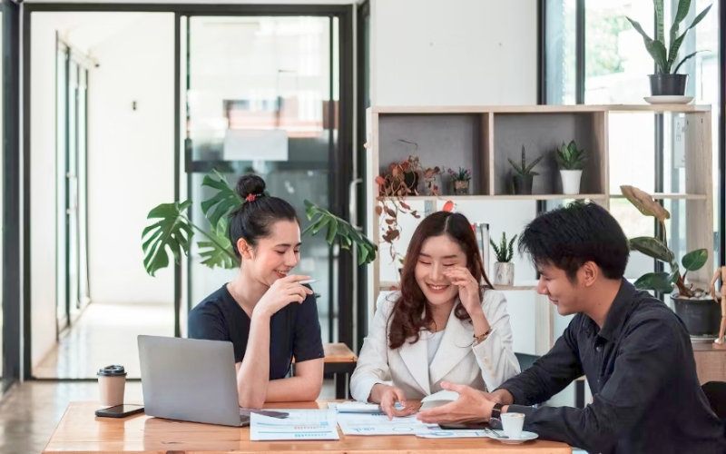 Trau dồi kỹ năng giao tiếp qua sách là khoản đầu tư sinh lời, giúp bạn tự tin, tinh tế và hiệu quả