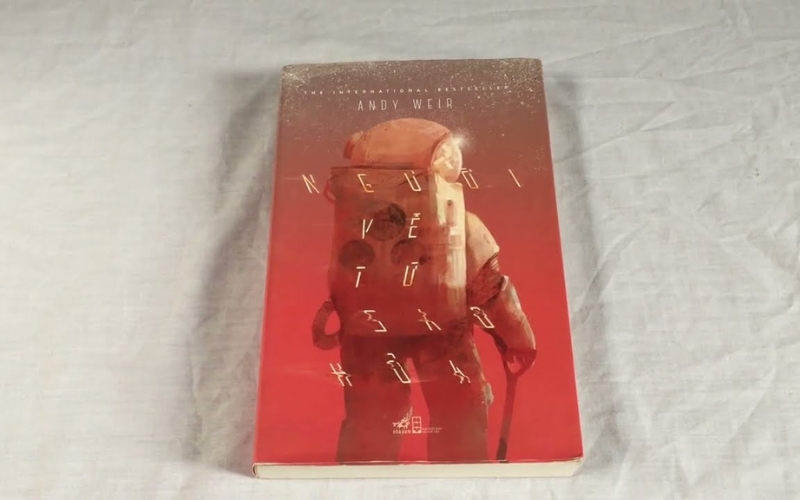 Tác phẩm kể về phi hành gia Mark Watney bị mắc kẹt một mình trên Sao Hỏa