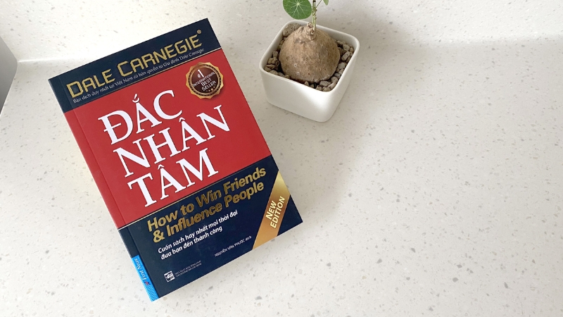 Hãy bắt đầu với những cuốn sách nền tảng về tư duy và giao tiếp như Đắc Nhân Tâm