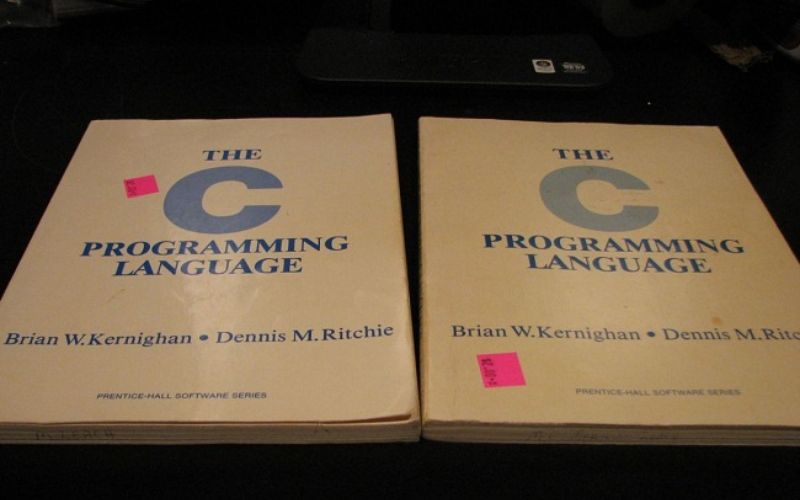 The C Programming Language giải thích các khái niệm ngắn gọn, dễ hiểu