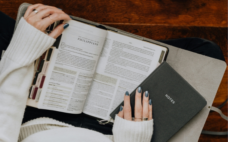 Đọc sách kinh tế bằng tiếng Anh là một hành trình khám phá đầy giá trị