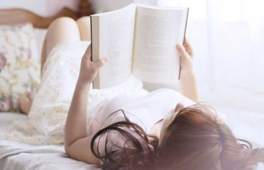 Nằm đọc sách có thể ảnh hưởng đến cột sống và xương khớp