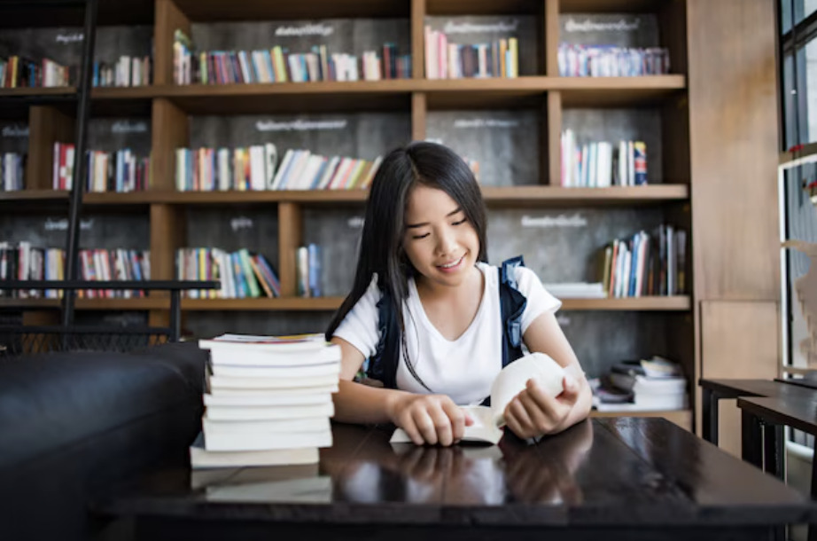 Chọn tư thế ngồi thoải mái và ánh sáng tốt để đọc sách