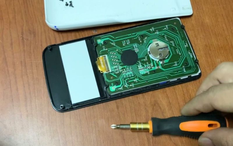 Không nên tự ý tháo rời máy tính tại nhà