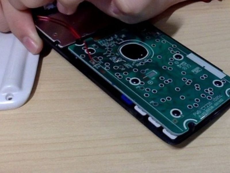 Có thể tháo pin khi máy treo hoặc không phản hồi