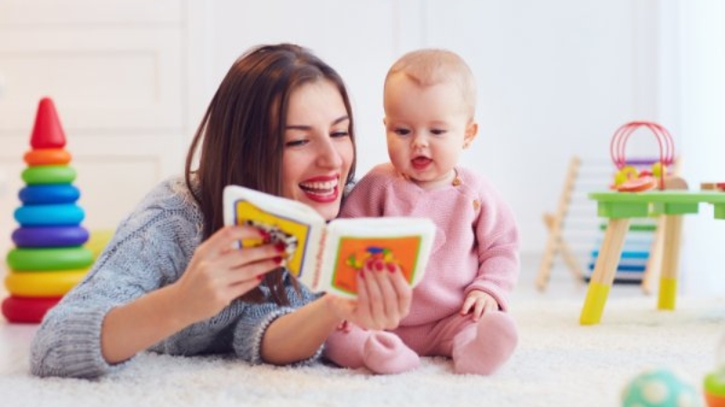 Đọc sách cho bé sơ sinh không chỉ là đọc chữ, mà là một quá trình tương tác và kết nối