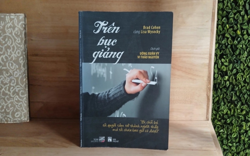 Trên bục giảng là câu chuyện có thật về Brad Cohen vượt qua bệnh tật để trở thành người thầy truyền cảm hứng