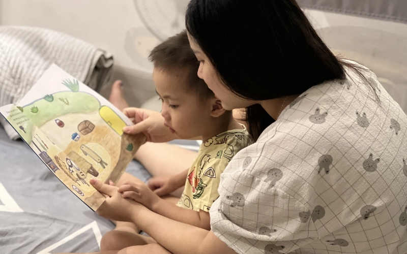 Ba mẹ nên chọn sách có nội dung phù hợp với lứa tuổi của bé