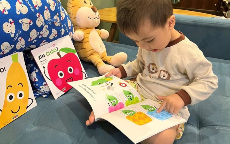 Ưu tiên mua sách có hình ảnh và màu sắc nổi bật để thu hút bé