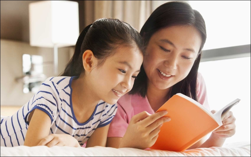Ba mẹ nên chọn sách phù hợp với lứa tuổi, giúp bé phát triển tư duy lành mạnh