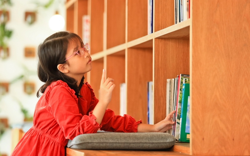 Cả truyện chữ và truyện tranh đều có ích cho hành trình phát triển của bé