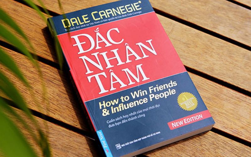 Đọc sách Đắc nhân tâm để cải thiện mối quan hệ với người xung quanh