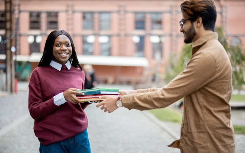 Khi chọn sách làm quà, hãy cân nhắc đến sở thích và mục tiêu của người nhận