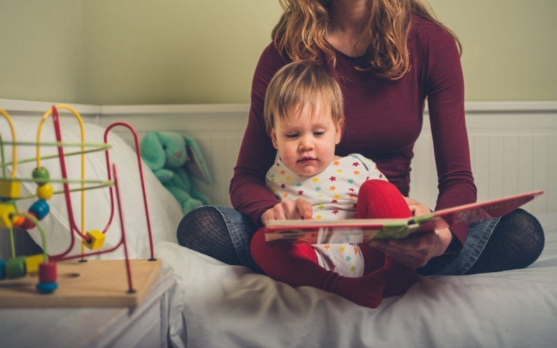 Dành ra 15 - 20 phút trước khi đi ngủ để đọc sách cùng con