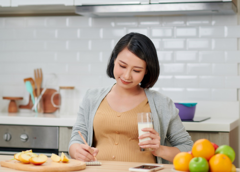 Sữa bột cho mẹ sau sinh cần bổ sung đầy đủ dưỡng chất như protein, canxi, vitamin và khoáng chất