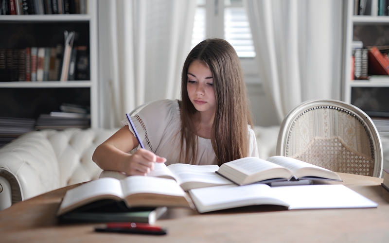 Chủ động ghi chú, đặt câu hỏi và suy luận các vấn đề giúp bạn đọc sách luật hiệu quả hơn