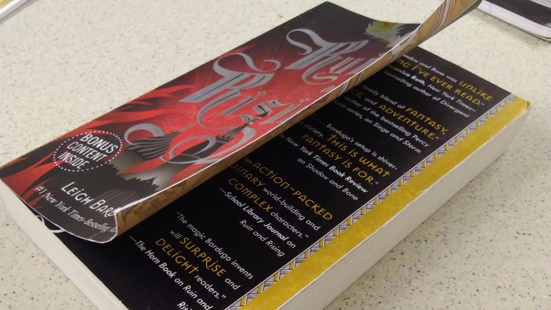 Nguyên nhân bìa sách lại dễ bị cong, vênh