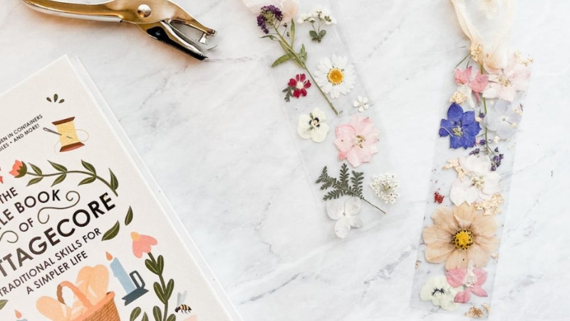 Bookmark hoa khô ép lãng mạn và tinh khôi