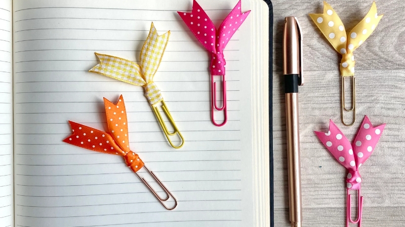 Biến tấu bookmark từ kẹp giấy và ruy băng