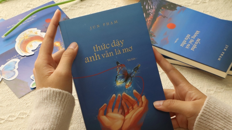 Jun Phạm sở hữu một giọng văn trong trẻo, giàu nhạc điệu và thấm đẫm chất thơ