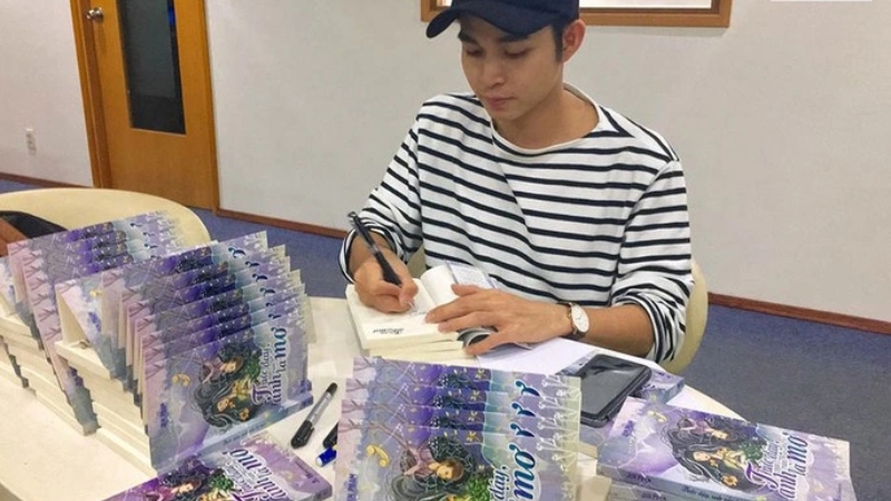 Văn chương của Jun Phạm mang một màu sắc rất riêng