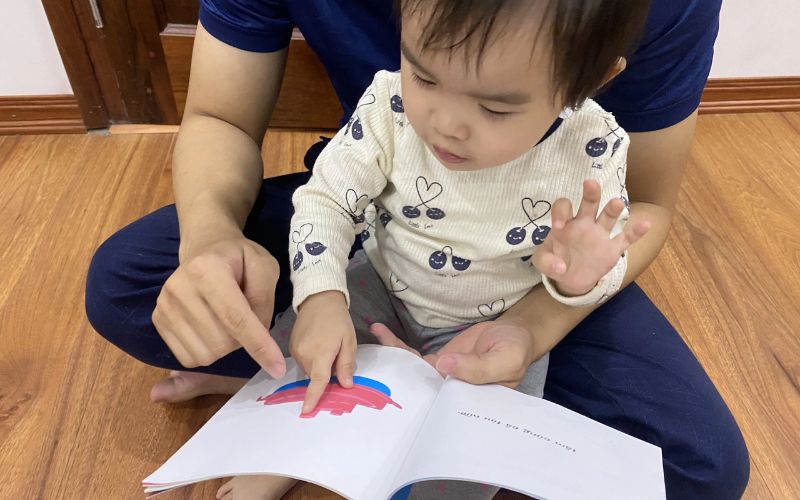 Ba mẹ nên tương tác và đặt câu hỏi cho bé khi học