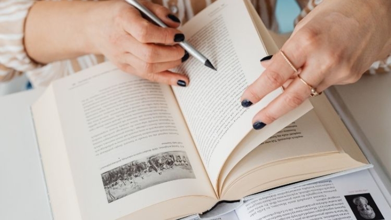 Đọc kỹ từng chương, ghi chú lại những ý tưởng tâm đắc