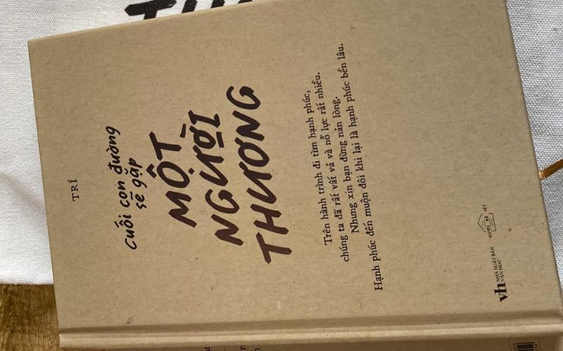 Bìa sách thiết kế tinh tế, phù hợp làm quà tặng ý nghĩa