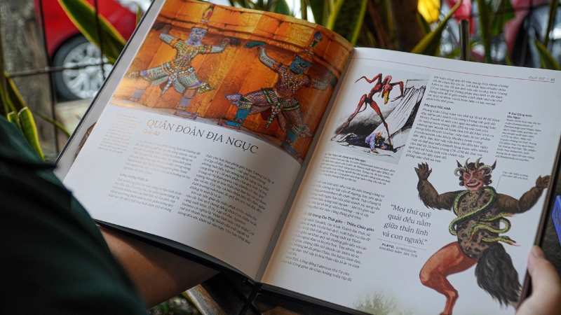 Điểm độc đáo đầu tiên của Lịch Sử Thế Giới Vô Hình nằm ở cách cấu trúc nội dung