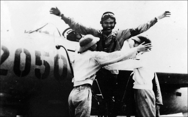 Những trận không chiến khắc họa ông Bảy như anh hùng khiêm nhường giữa sống chết