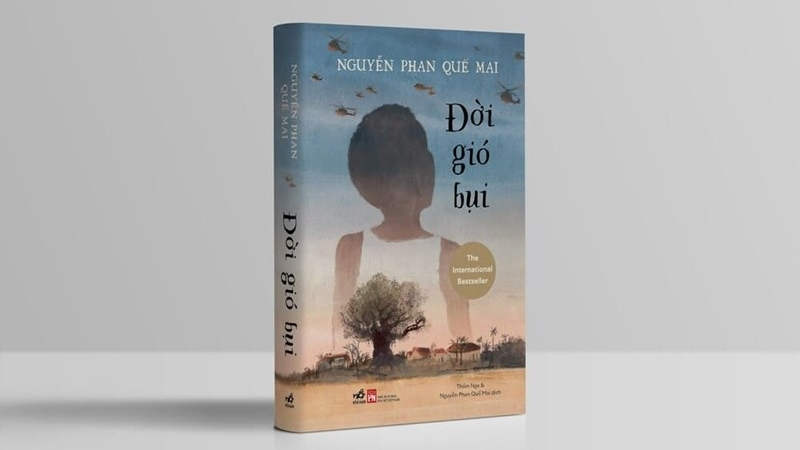 Đời Gió Bụi được kể song song giữa hai mốc thời gian