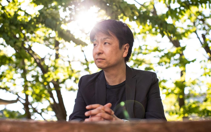 Chân dung tác giả tiểu thuyết trinh thám nổi tiếng Kōtarō Isaka