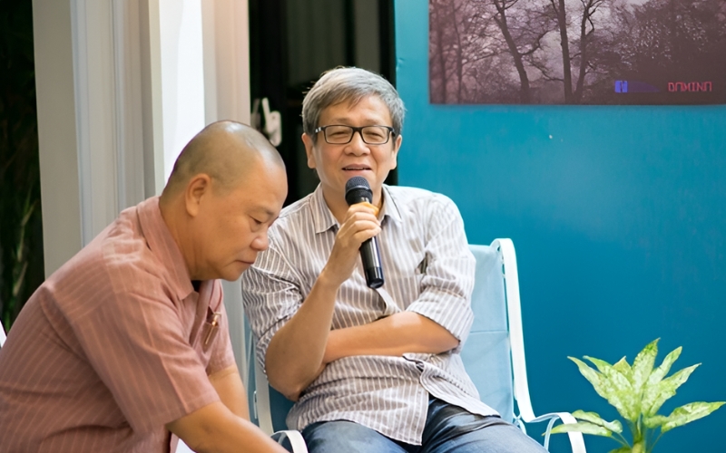 Chân dung nhà văn, nhà ngoại giao Vũ Thành Sơn (bên phải)