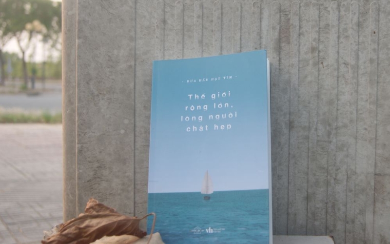 Bìa sách Thế giới rộng lớn, lòng người chật hẹp