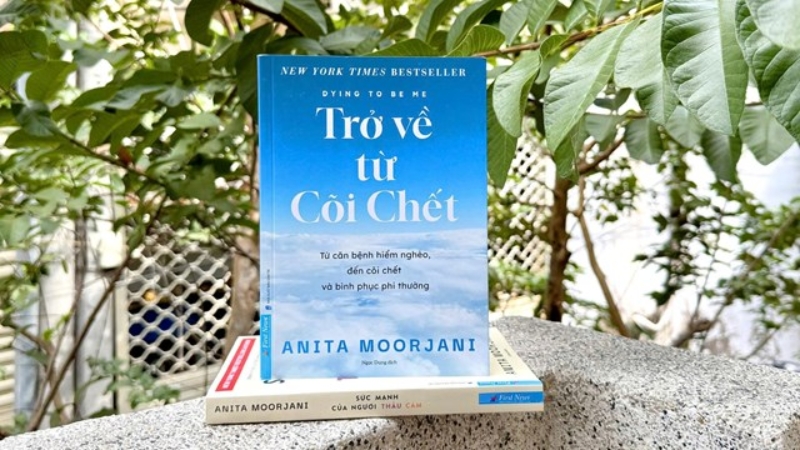 Cô bắt đầu chia sẻ câu chuyện cận tử và hồi phục của mình