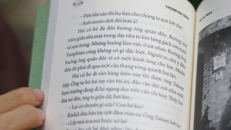 Lối kể chuyện tuyến tính, câu chữ trong sáng, mạch truyện rõ ràng