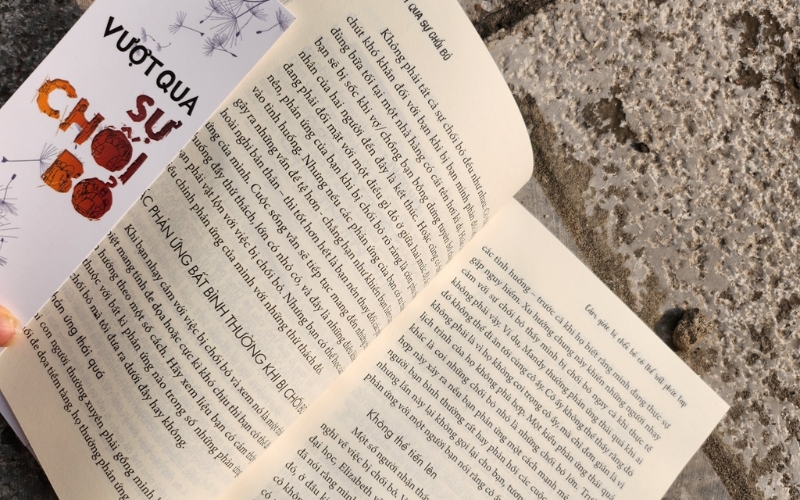 Giọng văn của tác giả mang tính sẻ chia, dùng câu chuyện thực tế để dẫn dắt