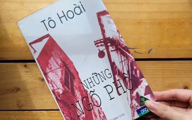 Mỗi chương trong sách như lật giở từng mảnh đời, từng câu chuyện của mỗi nhân vật khác nhau