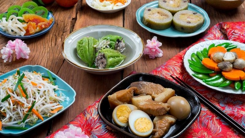Mâm cơm Tết hiện đại ít dầu mỡ với các món hấp luộc và rau xanh thanh mát